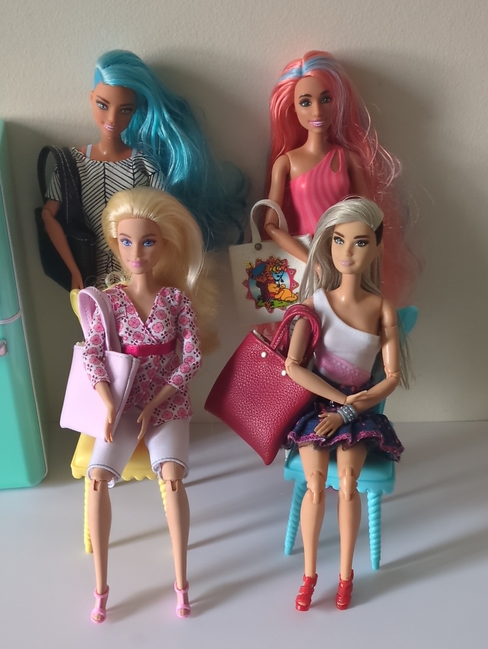 lot of 4 Articulated Barbies dolls and Mini Fridge Accessory - Picture 8 of 16